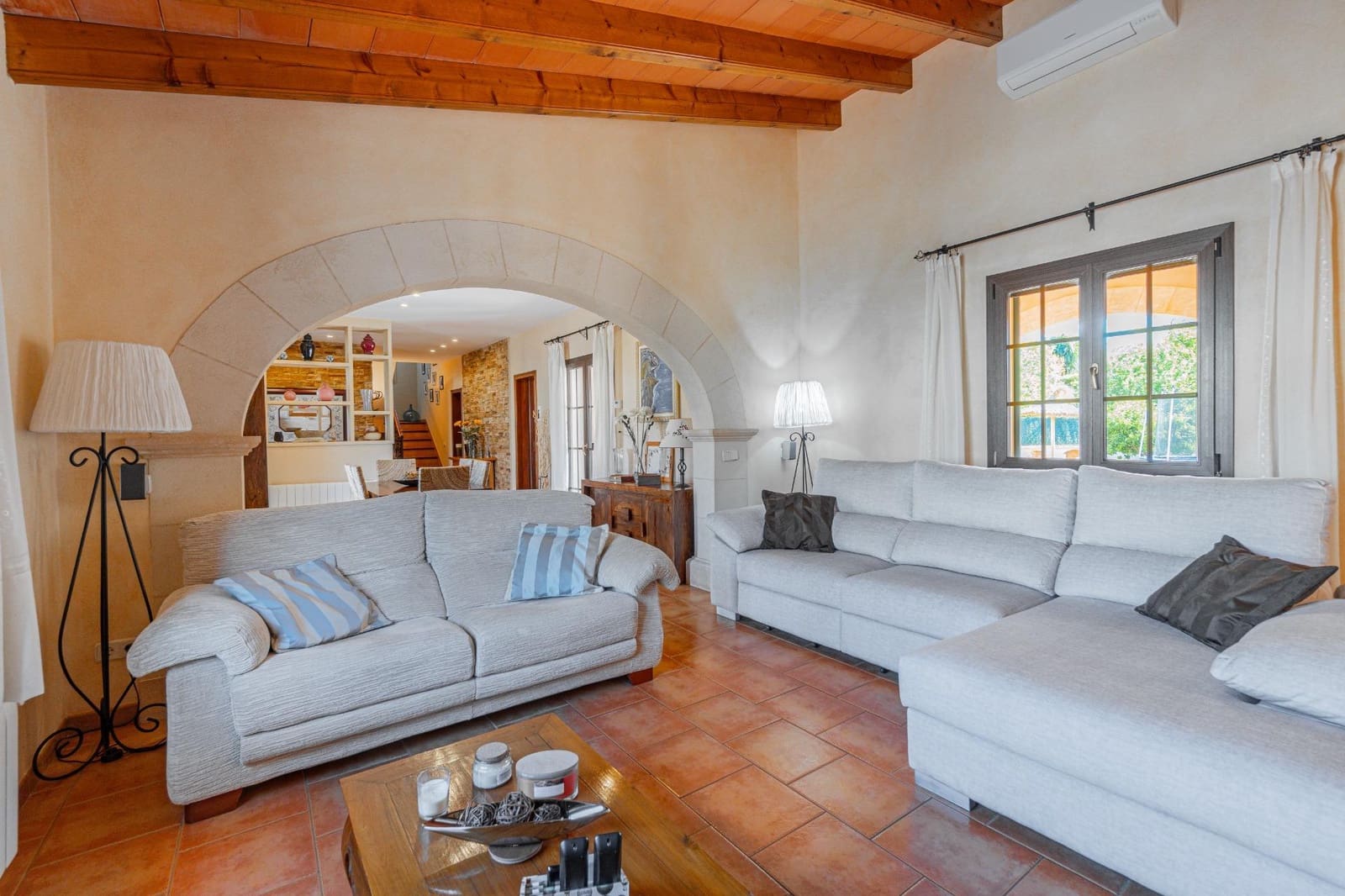 4 makuuhuone Huvila myytävänä paikassa Calvia mukana uima-altaan 
autotalli - 1 599 000 € (Ref: 9272639)