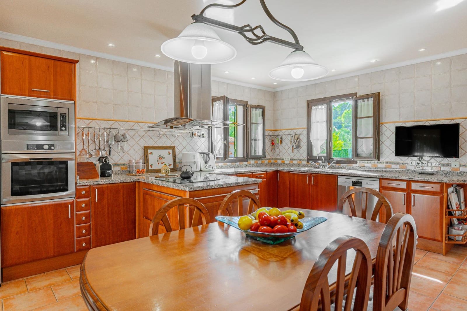 4 makuuhuone Huvila myytävänä paikassa Calvia mukana uima-altaan 
autotalli - 1 599 000 € (Ref: 9272639)