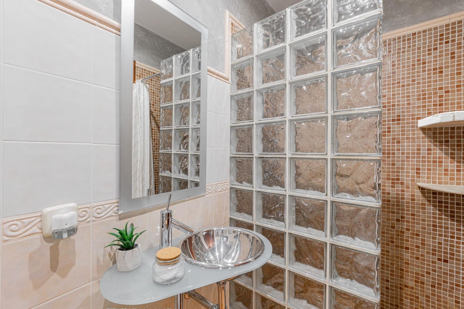 4 makuuhuone Huvila myytävänä paikassa Calvia mukana uima-altaan 
autotalli - 1 599 000 € (Ref: 9272639)