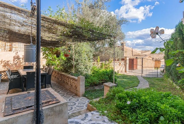 5 slaapkamer Rijtjeshuis te koop in Santa Eugènia met garage - € 670.000 (Ref: 9385680)