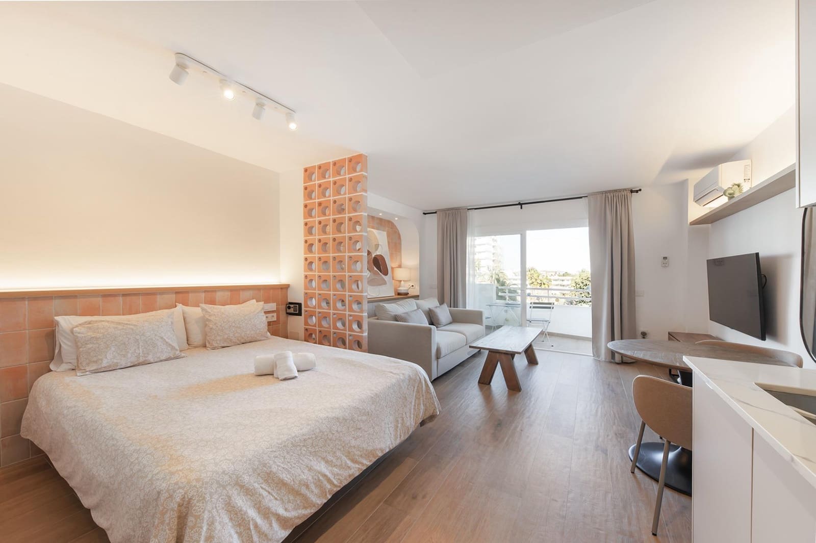 1 sypialnia Apartament na sprzedaż w Puerto de Alcudia z basenem - 265 000 € (Ref: 9599588)