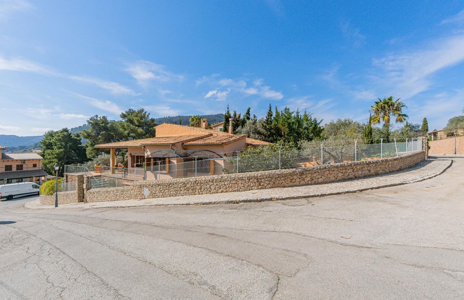4 bedroom Villa for sale in Valldemosa with garage - € 1,800,000 (Ref: 9726673)