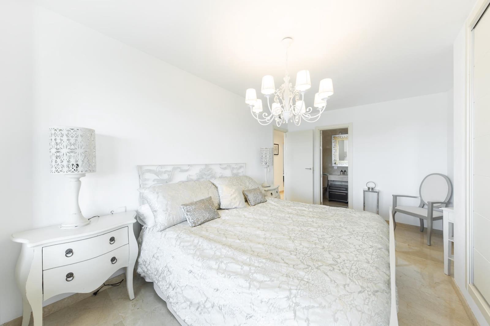 3 slaapkamer Flat te huur in Palma de Mallorca met zwembad garage - € 4.000 (Ref: 9799300)