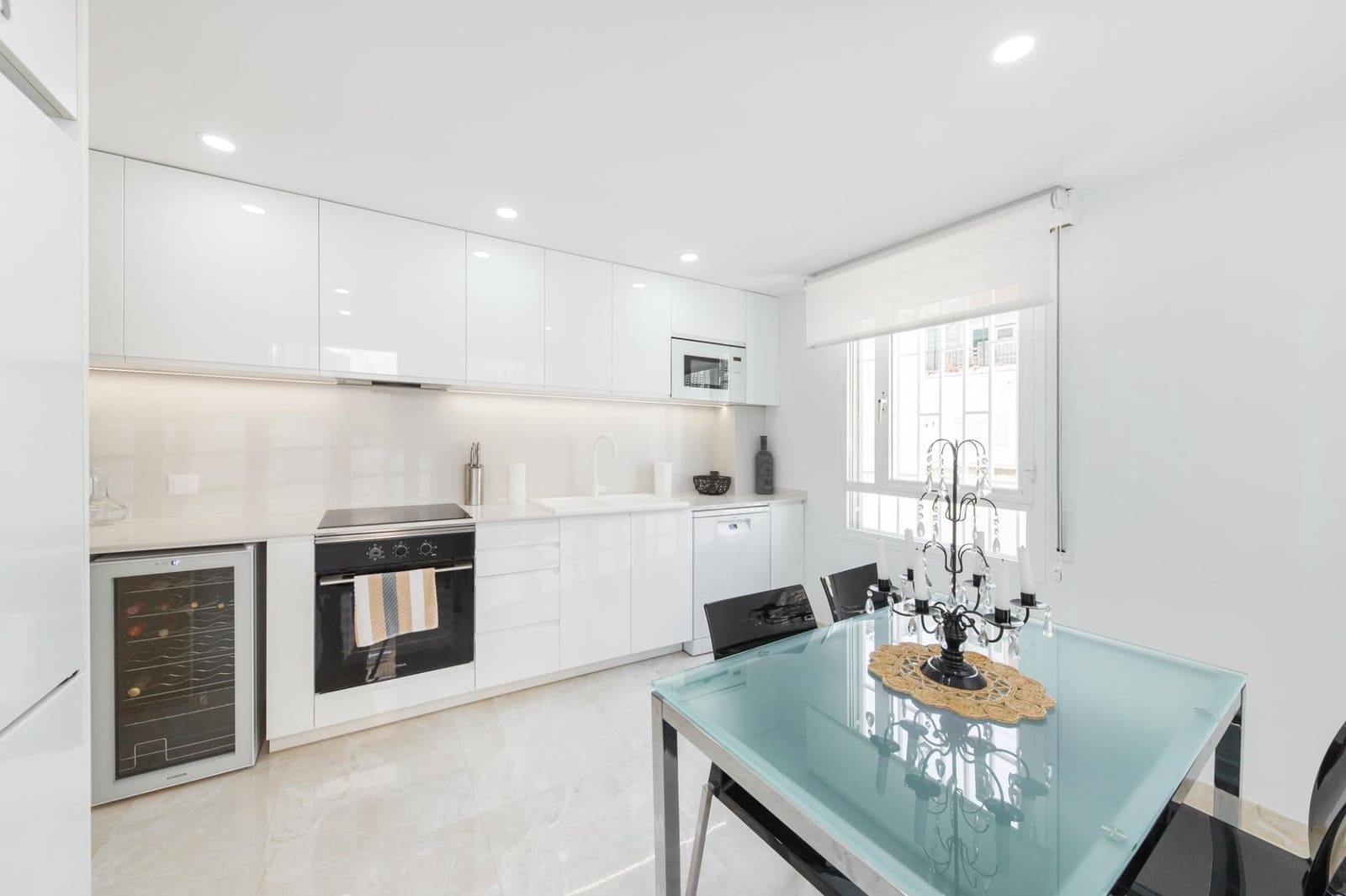 3 slaapkamer Flat te huur in Palma de Mallorca met zwembad garage - € 4.000 (Ref: 9799300)