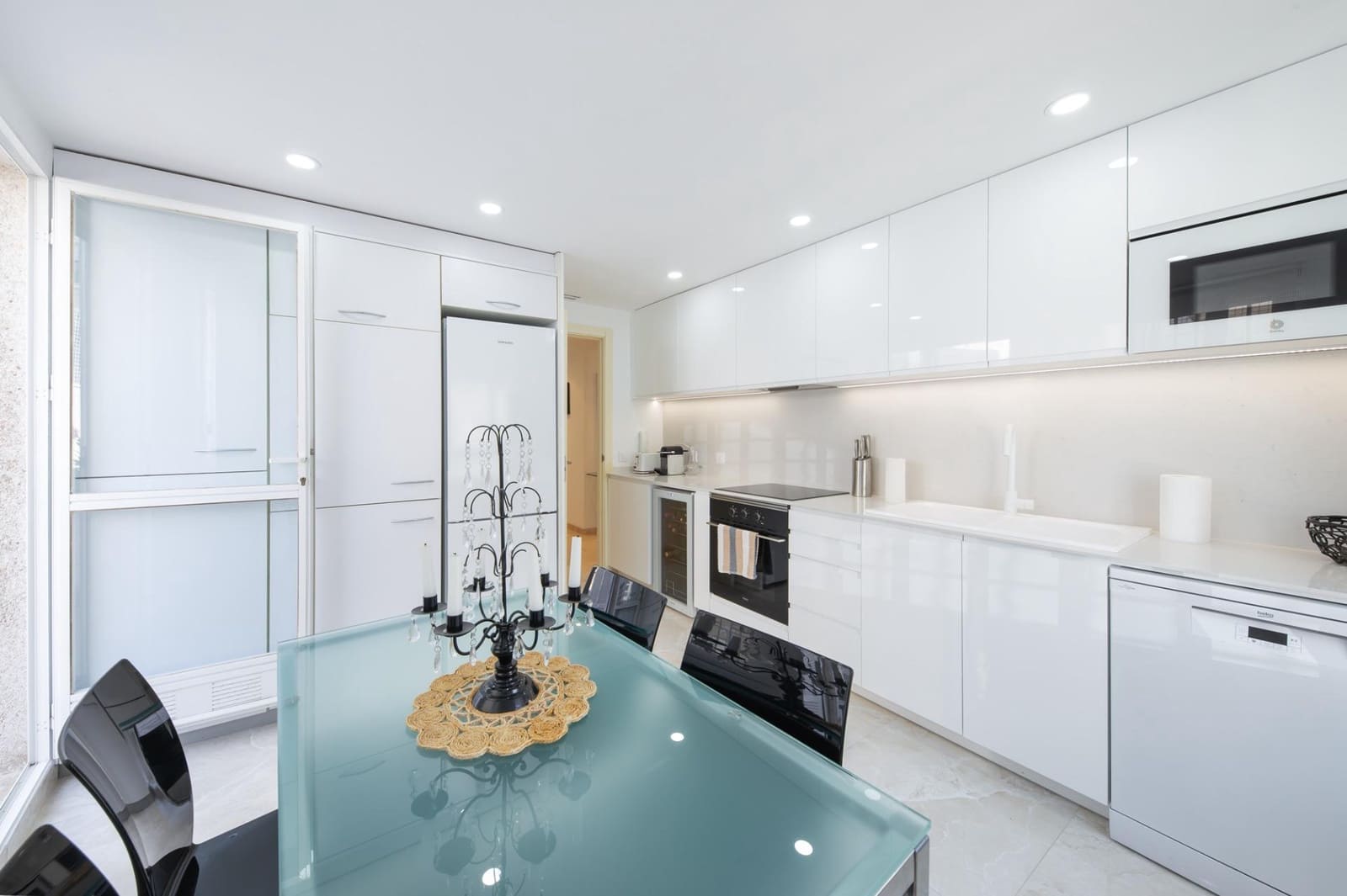 3 slaapkamer Flat te huur in Palma de Mallorca met zwembad garage - € 4.000 (Ref: 9799300)