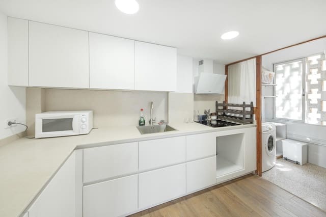 Appartement de 2 chambres à louer à Puerto de Alcudia, Alcúdia - 1 600 € (Ref: 9884864)