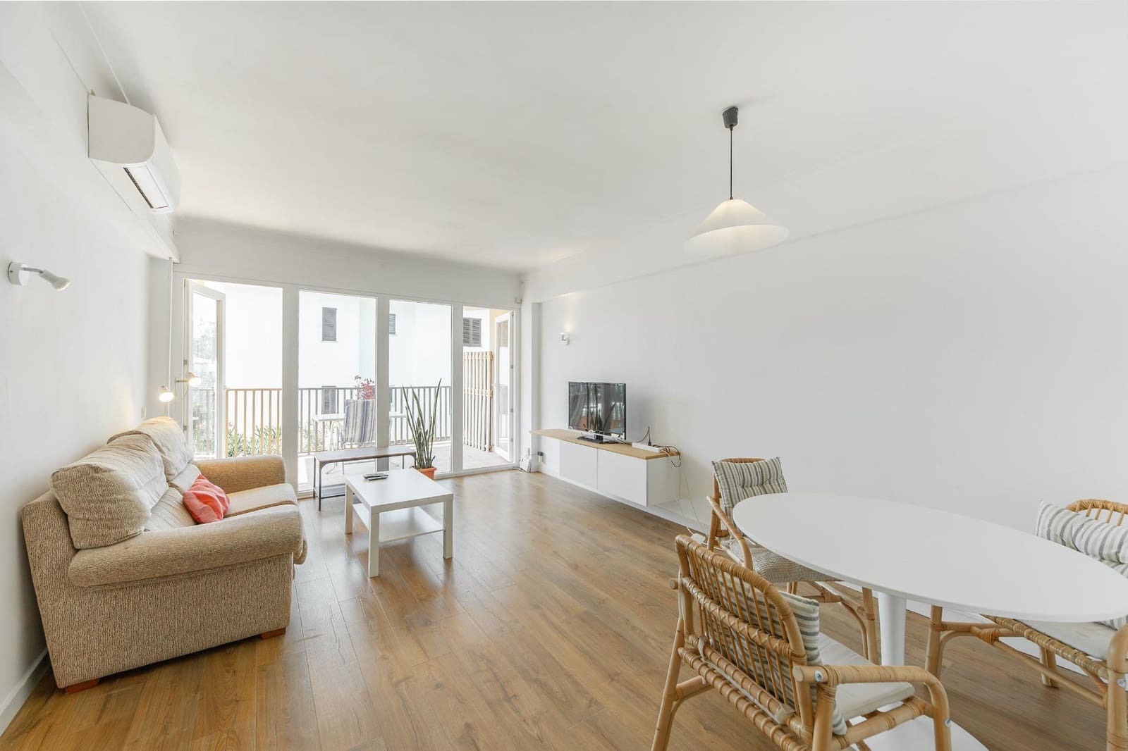 Appartement de 2 chambres à louer à Puerto de Alcudia - 1 600 € (Ref: 9884864)