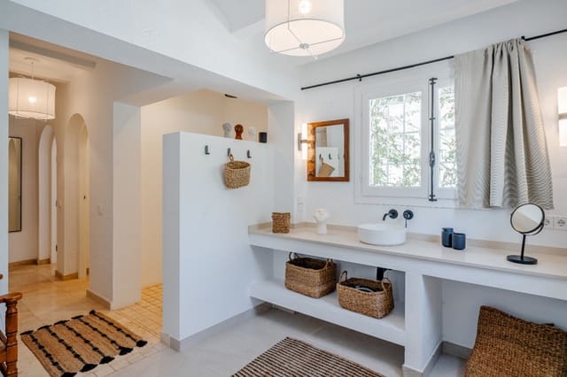 5 makuuhuone Huvila myytävänä paikassa Benissa mukana uima-altaan 
autotalli - 1 480 000 € (Ref: 9630593)