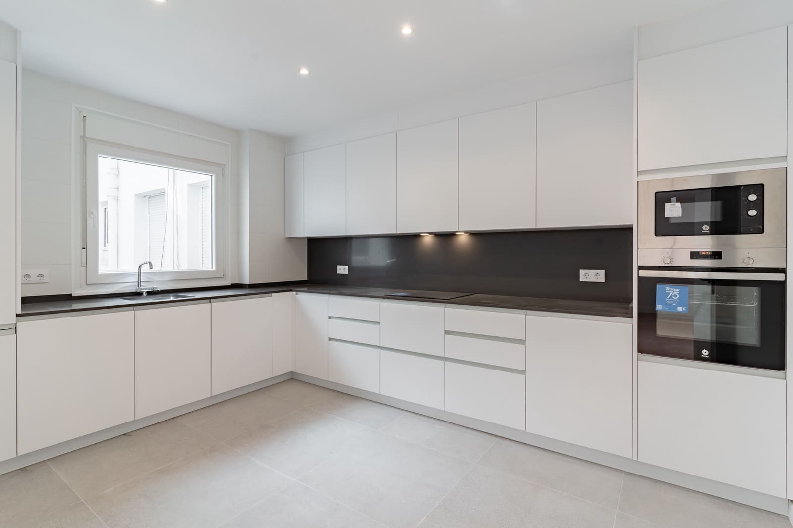 3 sypialnia Apartament do wynajęcia w Miasto Malaga - 3 350 € (Ref: 9369048)