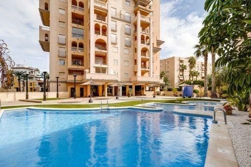 Piso de 2 habitaciones en Torrevieja en venta con piscina - 220.000 € (Ref: 8950080)