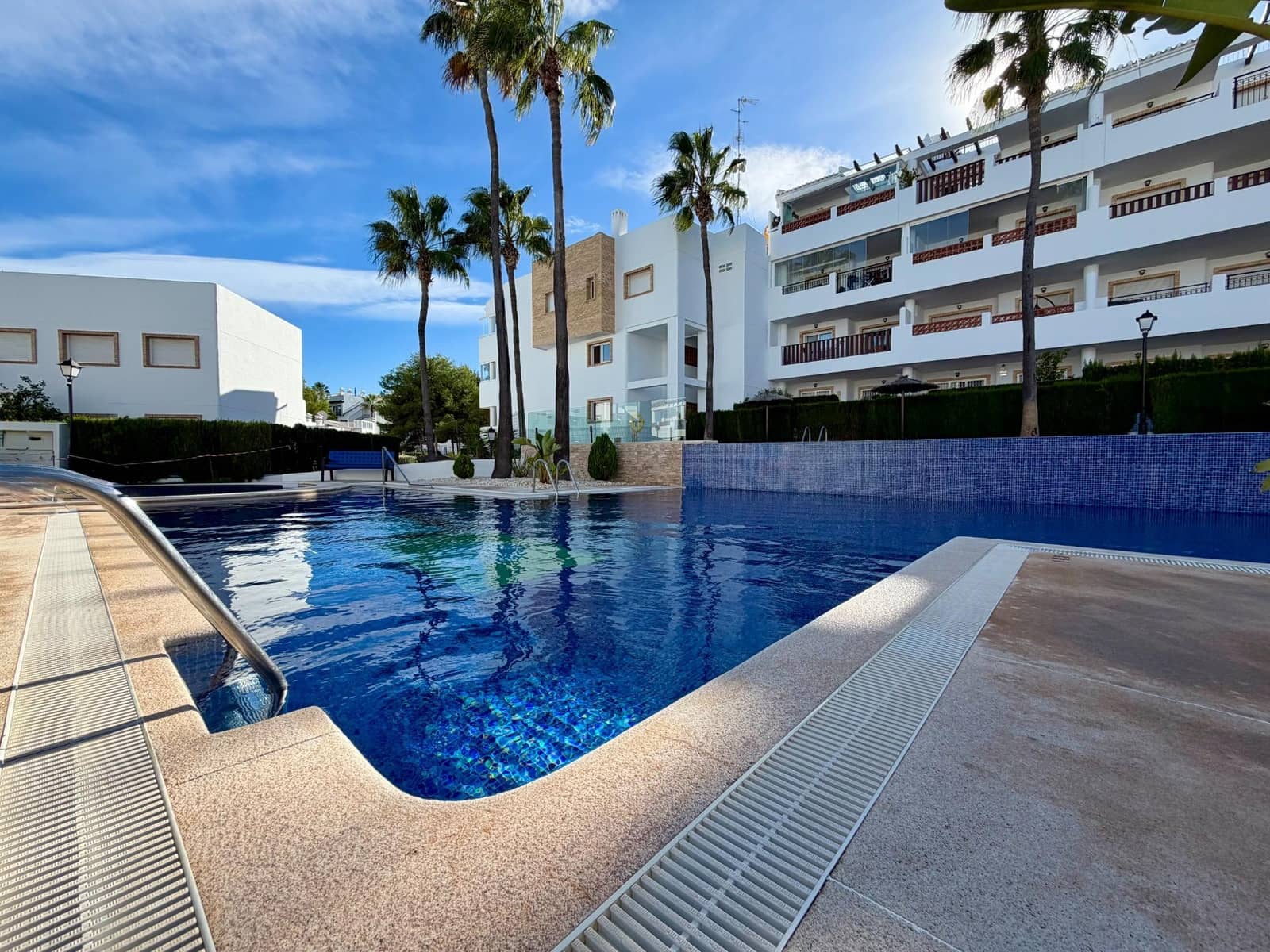 2 makuuhuone Asunto myytävänä paikassa Villamartin mukana uima-altaan - 203 000 € (Ref: 9341300)