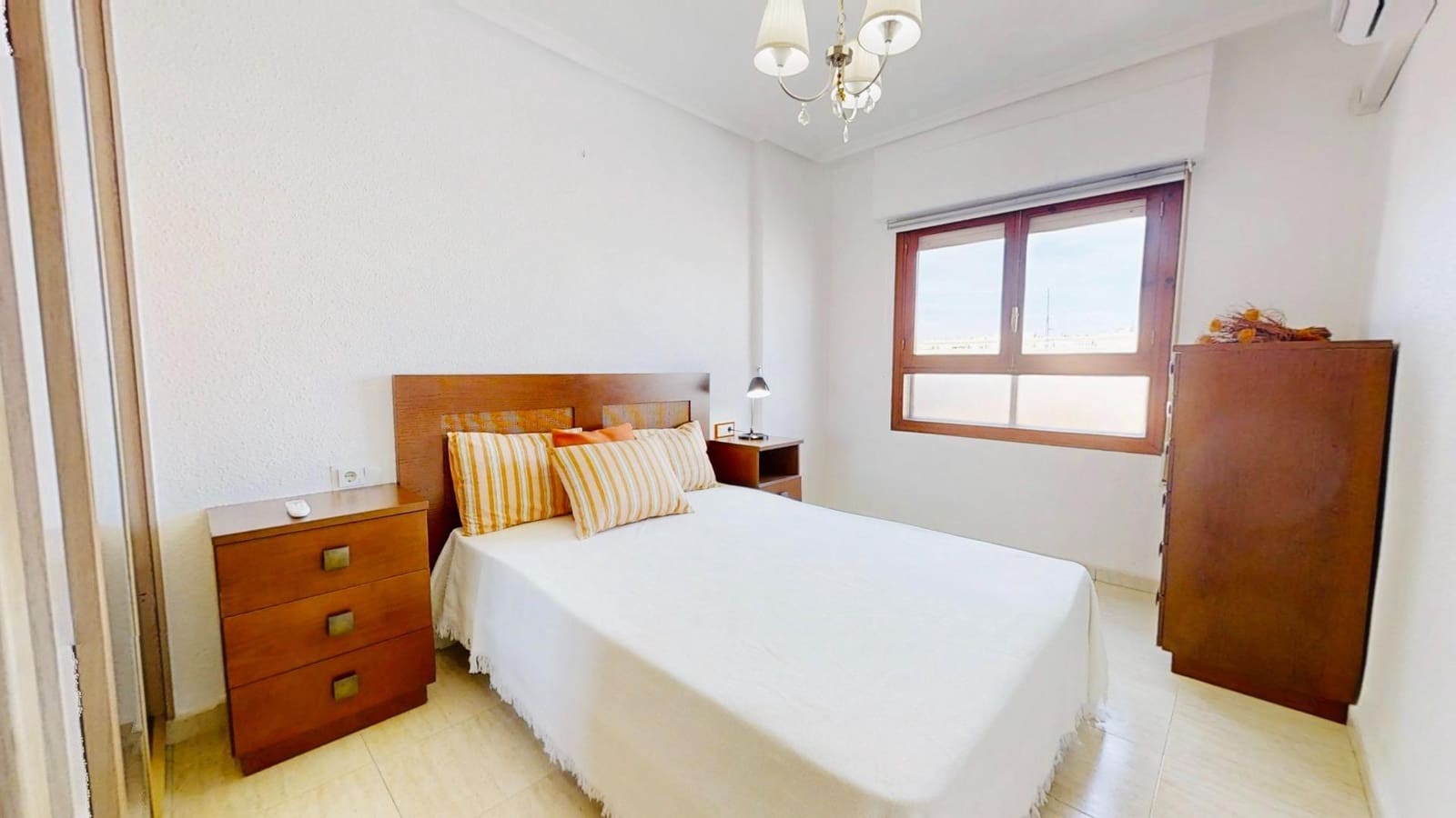 2 bedroom Penthouse for rent in Torrevieja - € 800 (Ref: 9390989)