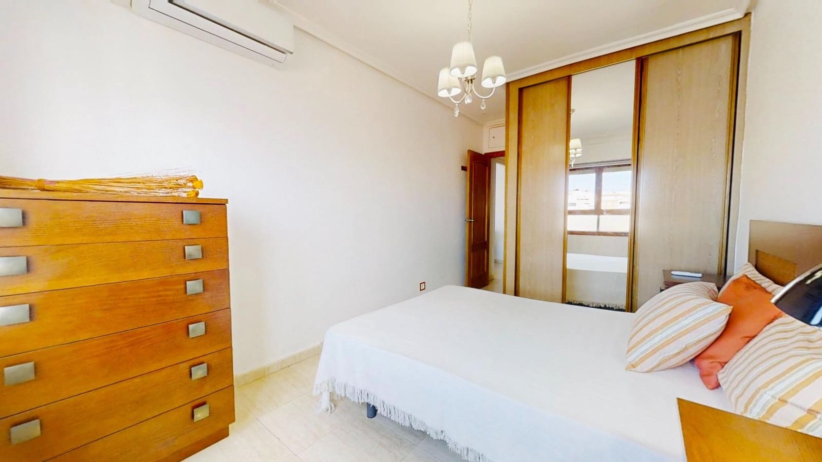 2 bedroom Penthouse for rent in Torrevieja - € 800 (Ref: 9390989)