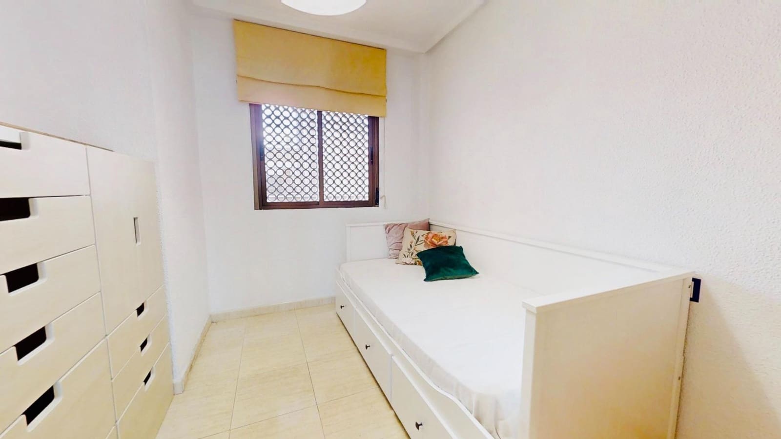 2 bedroom Penthouse for rent in Torrevieja - € 800 (Ref: 9390989)