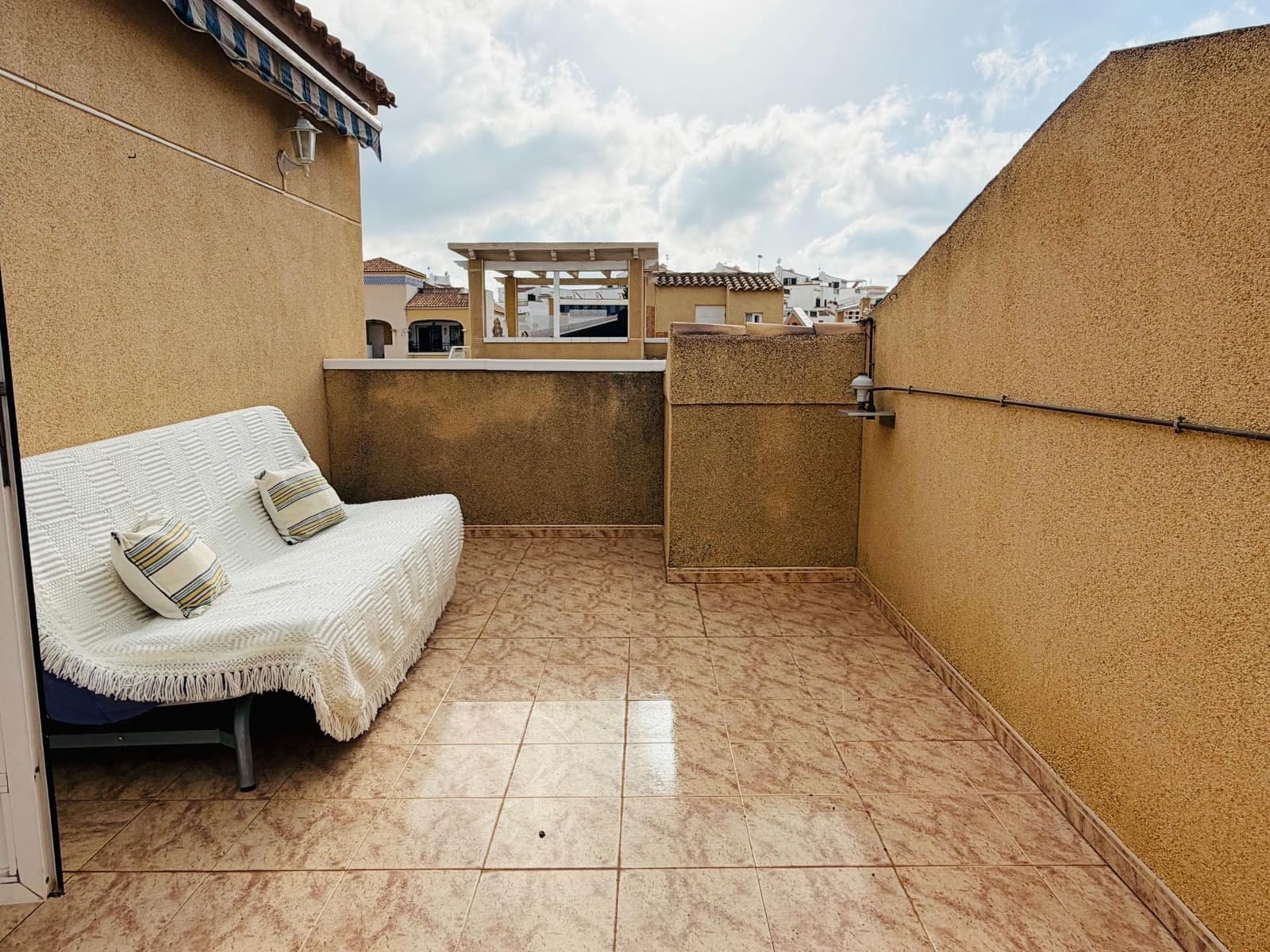 3 camera da letto Appartamento da affittare in Torrevieja con piscina - 1.100 € (Rif: 9390990)