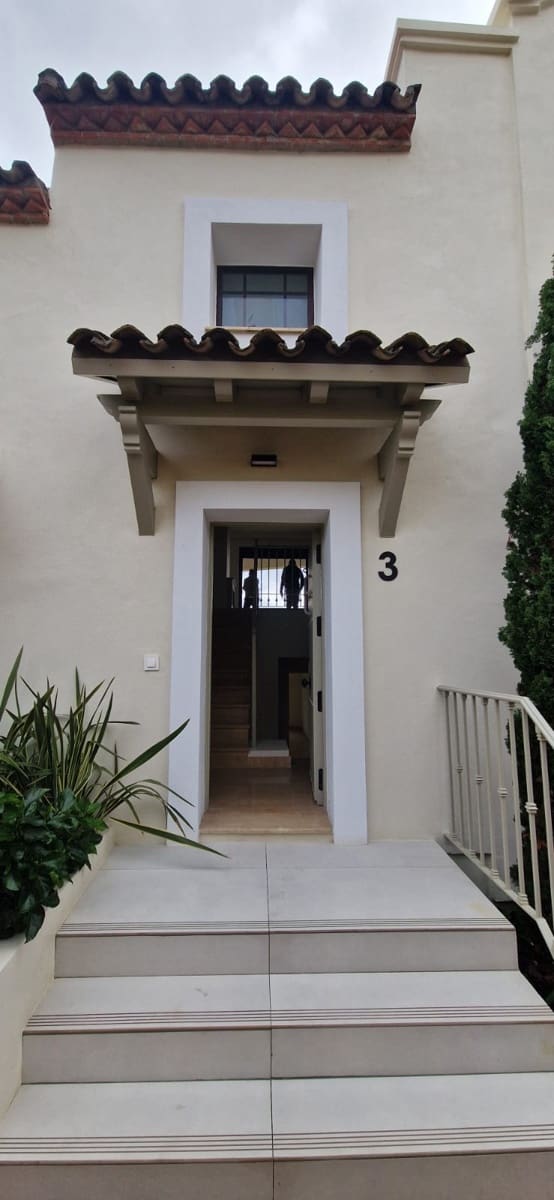 3 quarto Casa em Banda para venda em Estepona com piscina - 470 250 € (Ref: 8910796)