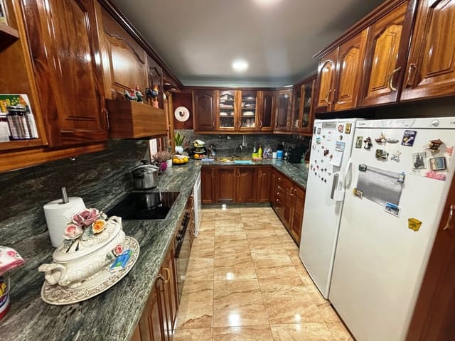 5 bedroom Townhouse for sale in San Bartolomé de Tirajana with garage - € 750,000 (Ref: 8757032)