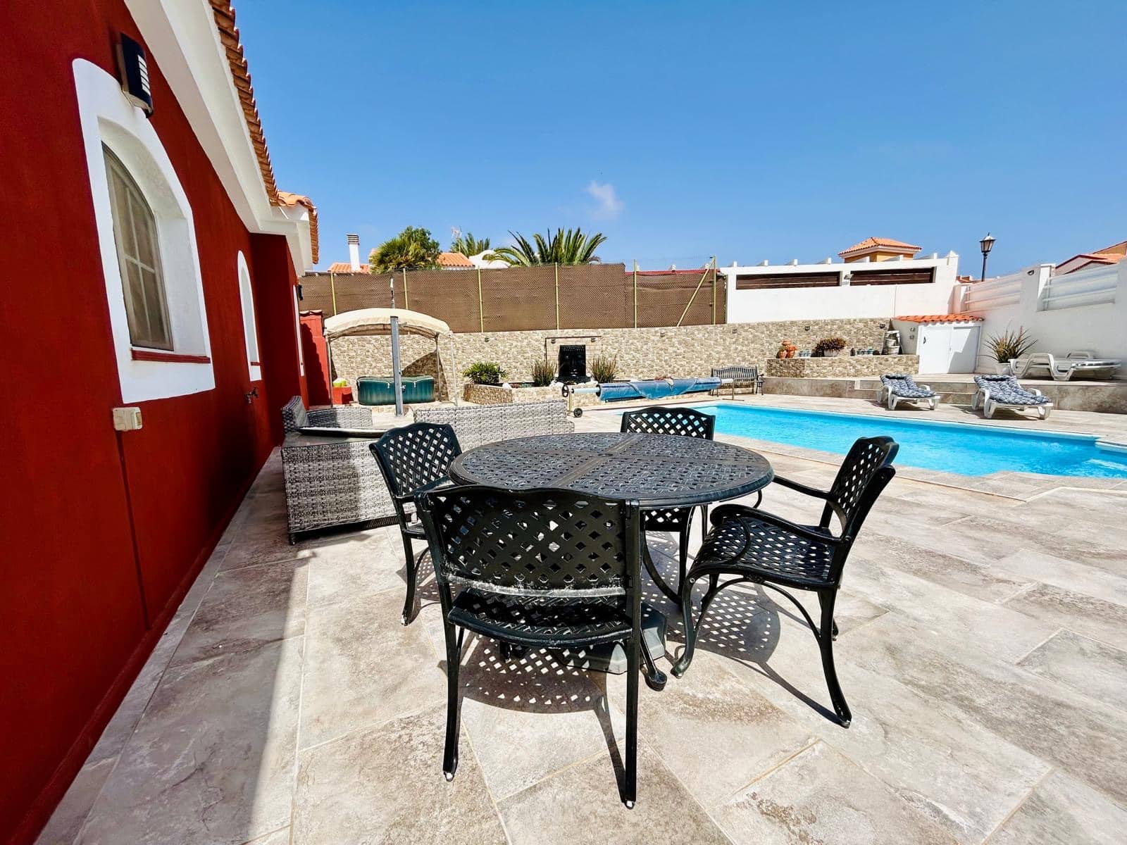 4 bedroom Villa for sale in Caleta de Fuste with pool garage - € 570,000 (Ref: 9700383)