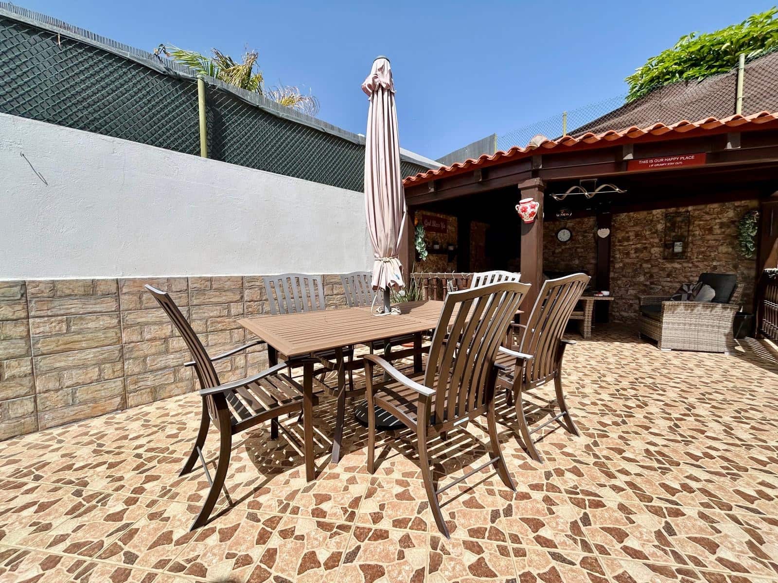 4 bedroom Villa for sale in Caleta de Fuste with pool garage - € 570,000 (Ref: 9700383)