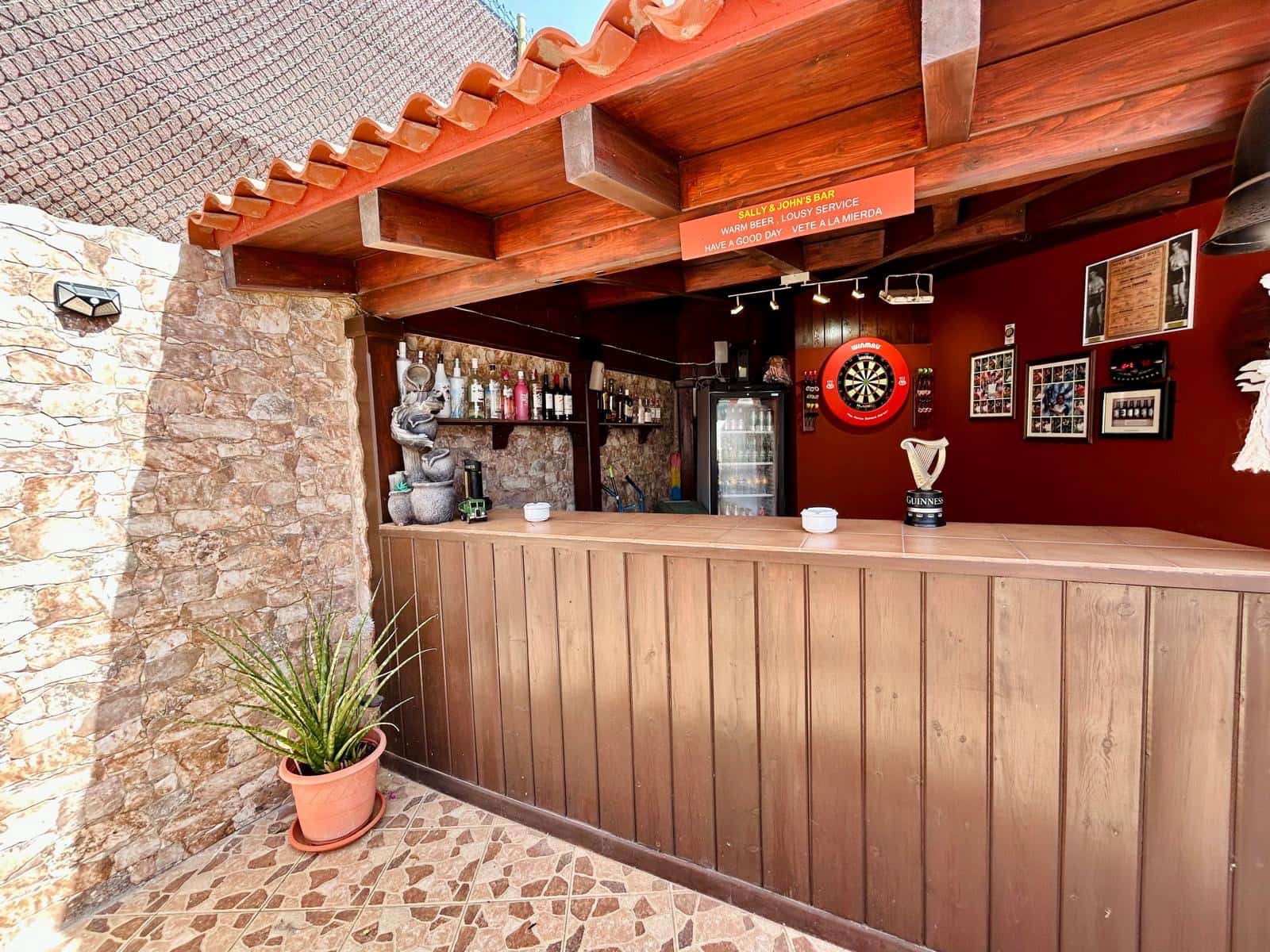 4 bedroom Villa for sale in Caleta de Fuste with pool garage - € 570,000 (Ref: 9700383)