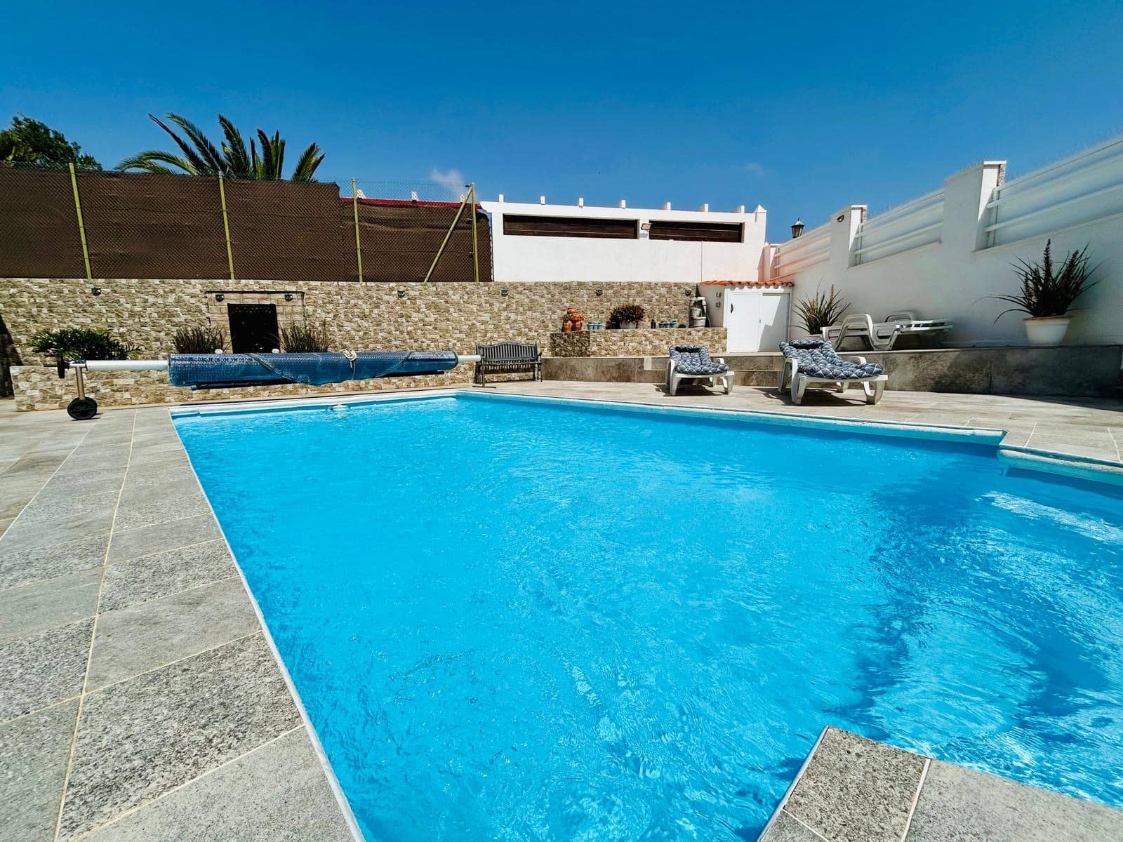 4 bedroom Villa for sale in Caleta de Fuste with pool garage - € 570,000 (Ref: 9700383)