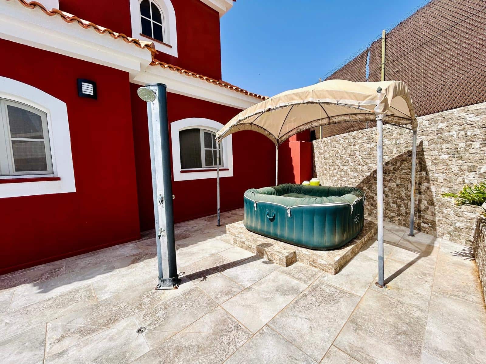4 bedroom Villa for sale in Caleta de Fuste with pool garage - € 570,000 (Ref: 9700383)