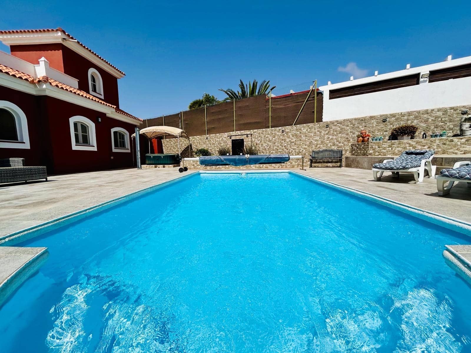 4 bedroom Villa for sale in Caleta de Fuste with pool garage - € 570,000 (Ref: 9700383)