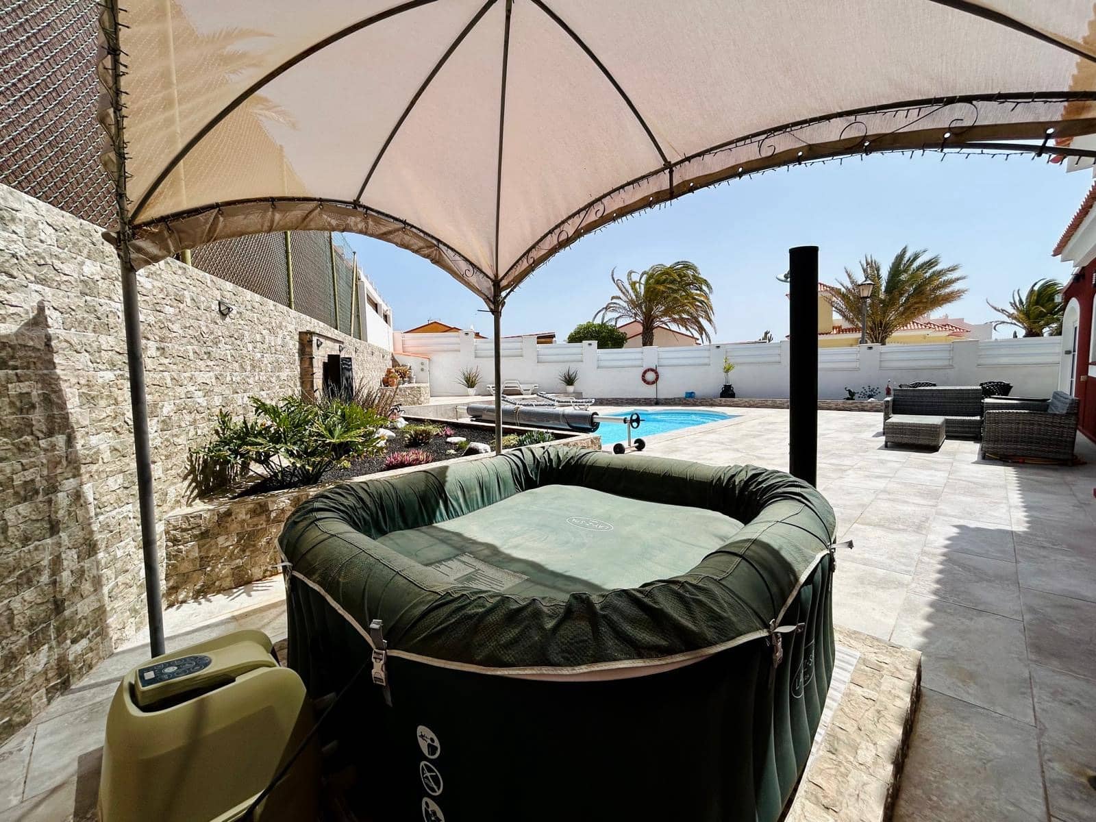 4 bedroom Villa for sale in Caleta de Fuste with pool garage - € 570,000 (Ref: 9700383)