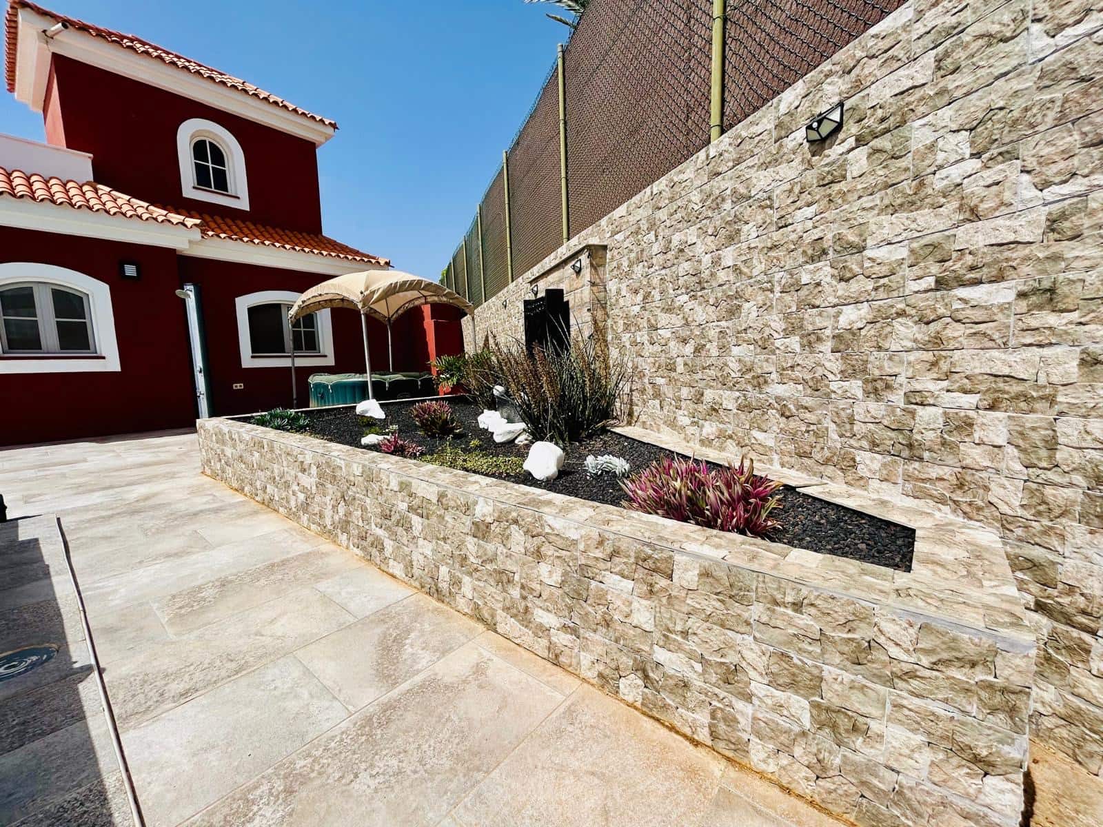 4 bedroom Villa for sale in Caleta de Fuste with pool garage - € 570,000 (Ref: 9700383)