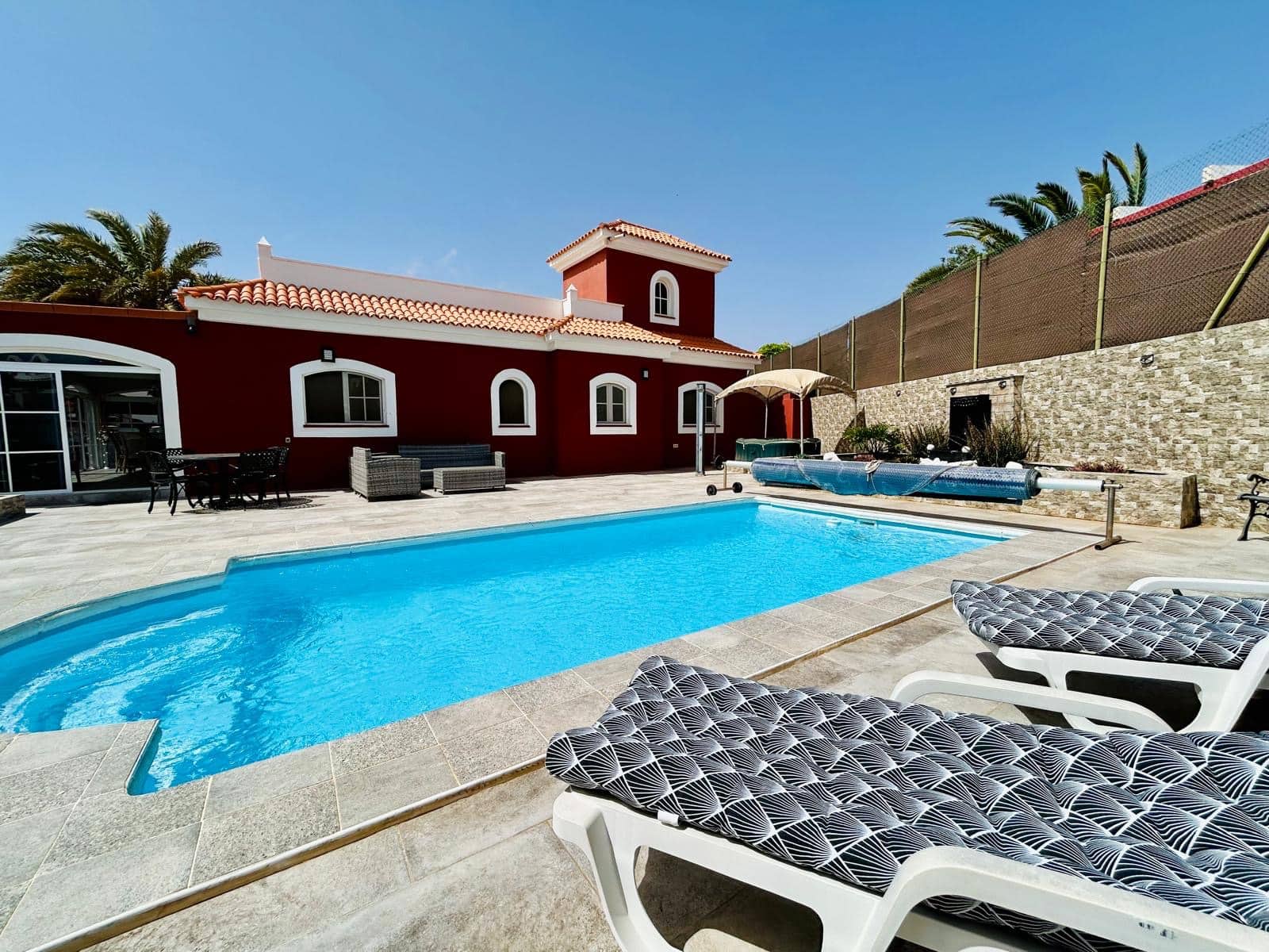 4 bedroom Villa for sale in Caleta de Fuste with pool garage - € 570,000 (Ref: 9700383)