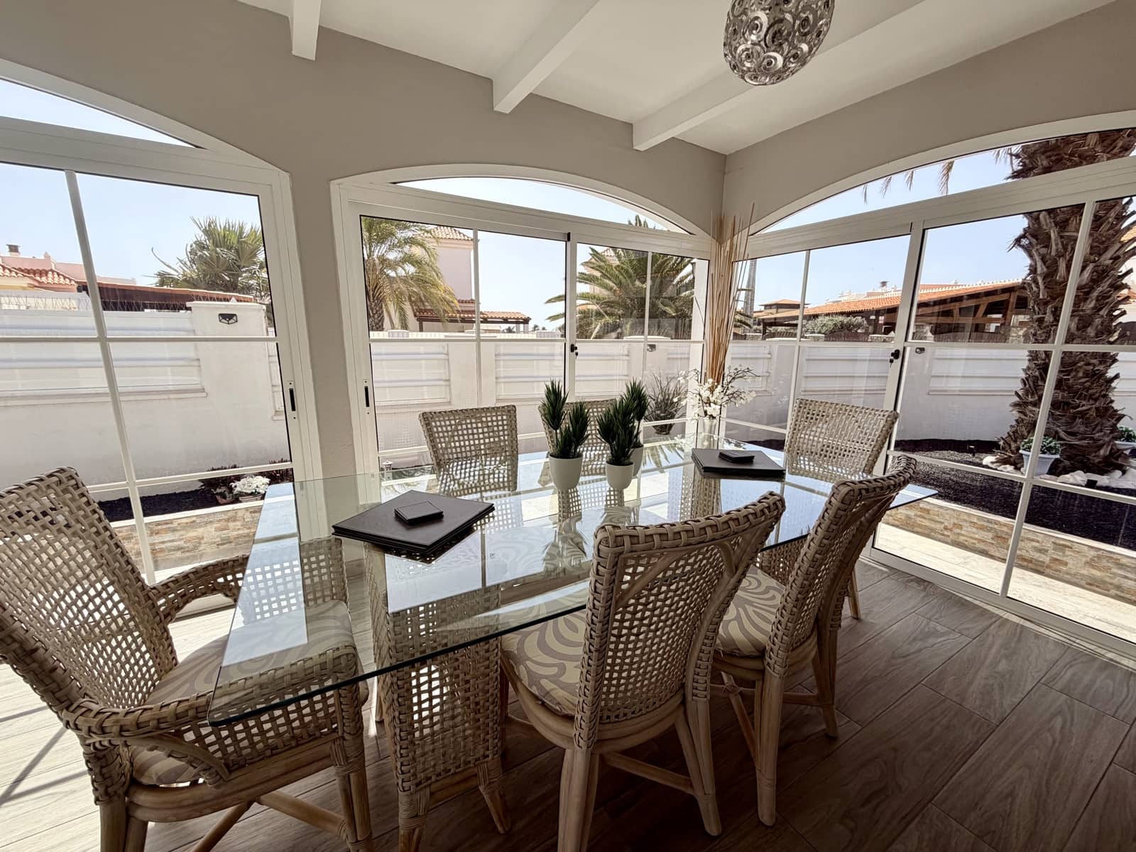 4 bedroom Villa for sale in Caleta de Fuste with pool garage - € 570,000 (Ref: 9700383)