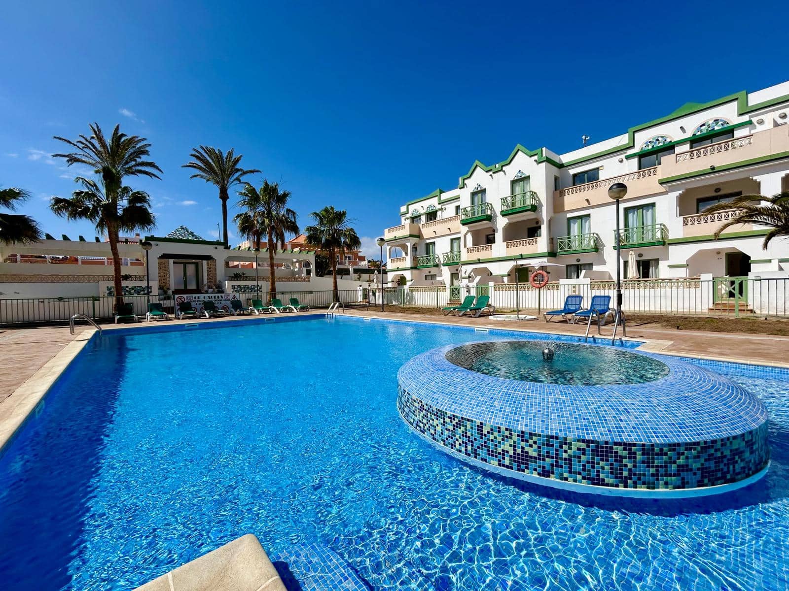 2 bedroom Apartment for sale in Caleta de Fuste with pool garage - € 190,000 (Ref: 9703234)