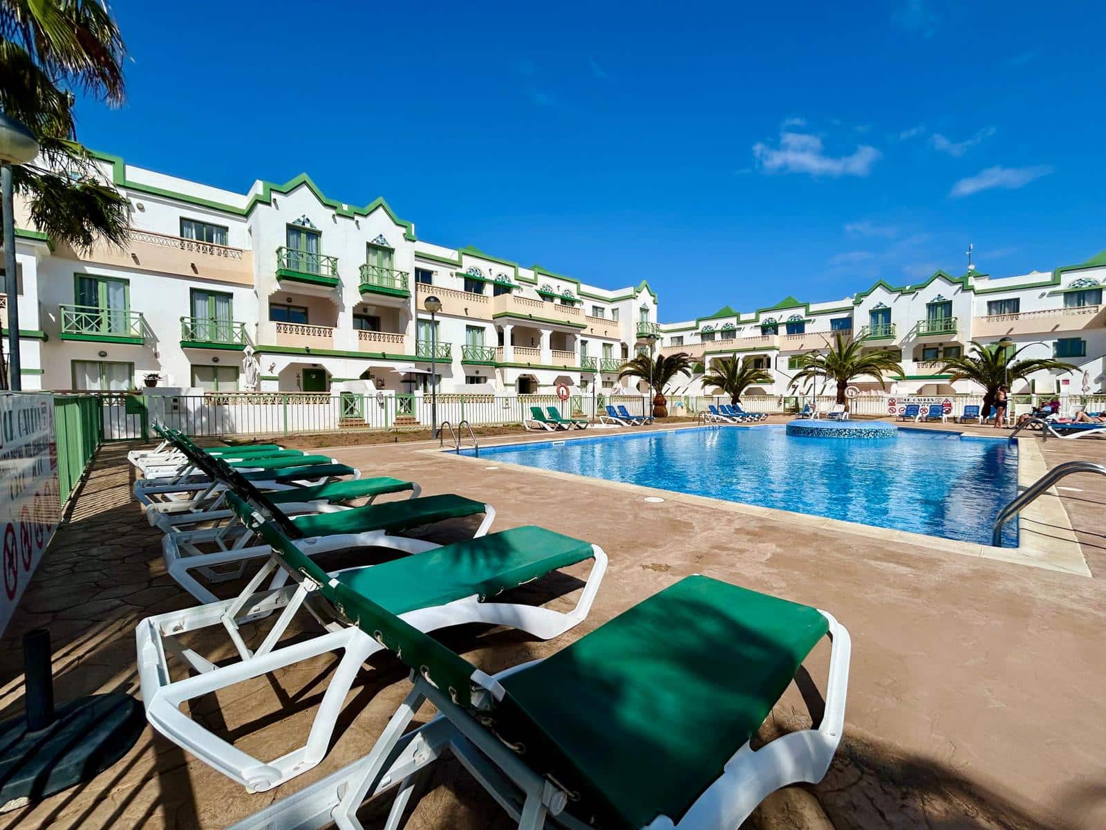 1 bedroom Apartment for sale in Caleta de Fuste with pool garage - € 179,000 (Ref: 9703235)