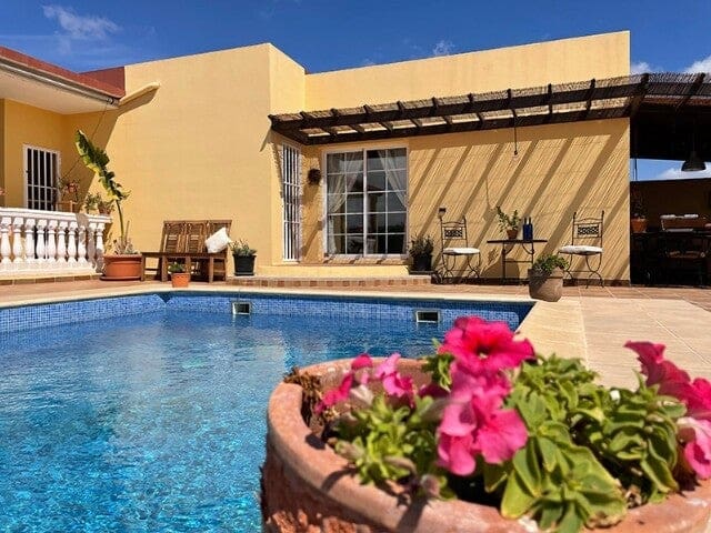 3 Zimmer Villa zu verkaufen in Triquivijate, Antigua mit Pool Garage - 570.000 € (Ref: 9703315)