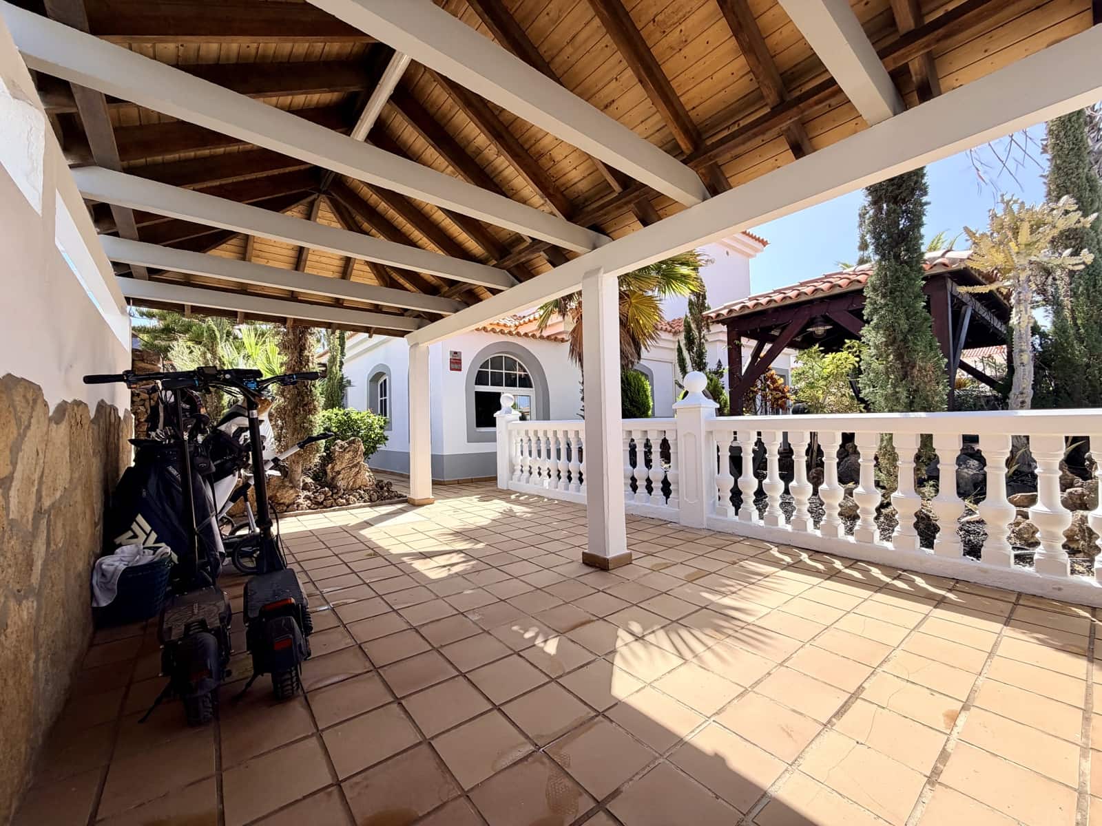 4 bedroom Villa for sale in Caleta de Fuste with pool garage - € 849,000 (Ref: 9735063)