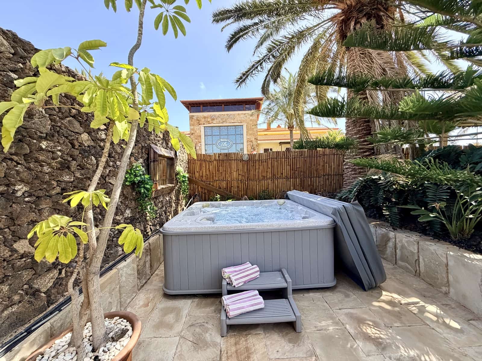 4 bedroom Villa for sale in Caleta de Fuste with pool garage - € 849,000 (Ref: 9735063)