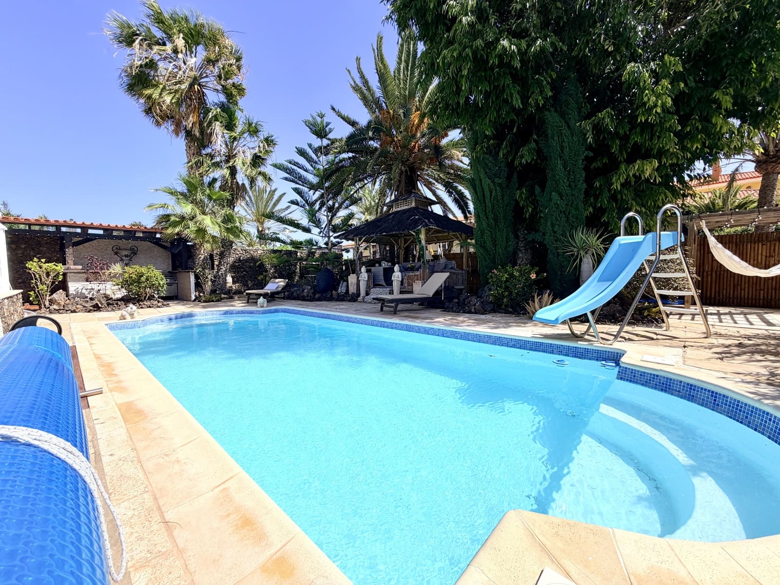 4 bedroom Villa for sale in Caleta de Fuste with pool garage - € 849,000 (Ref: 9735063)