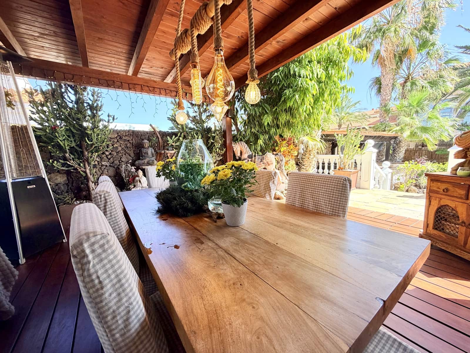 4 bedroom Villa for sale in Caleta de Fuste with pool garage - € 849,000 (Ref: 9735063)