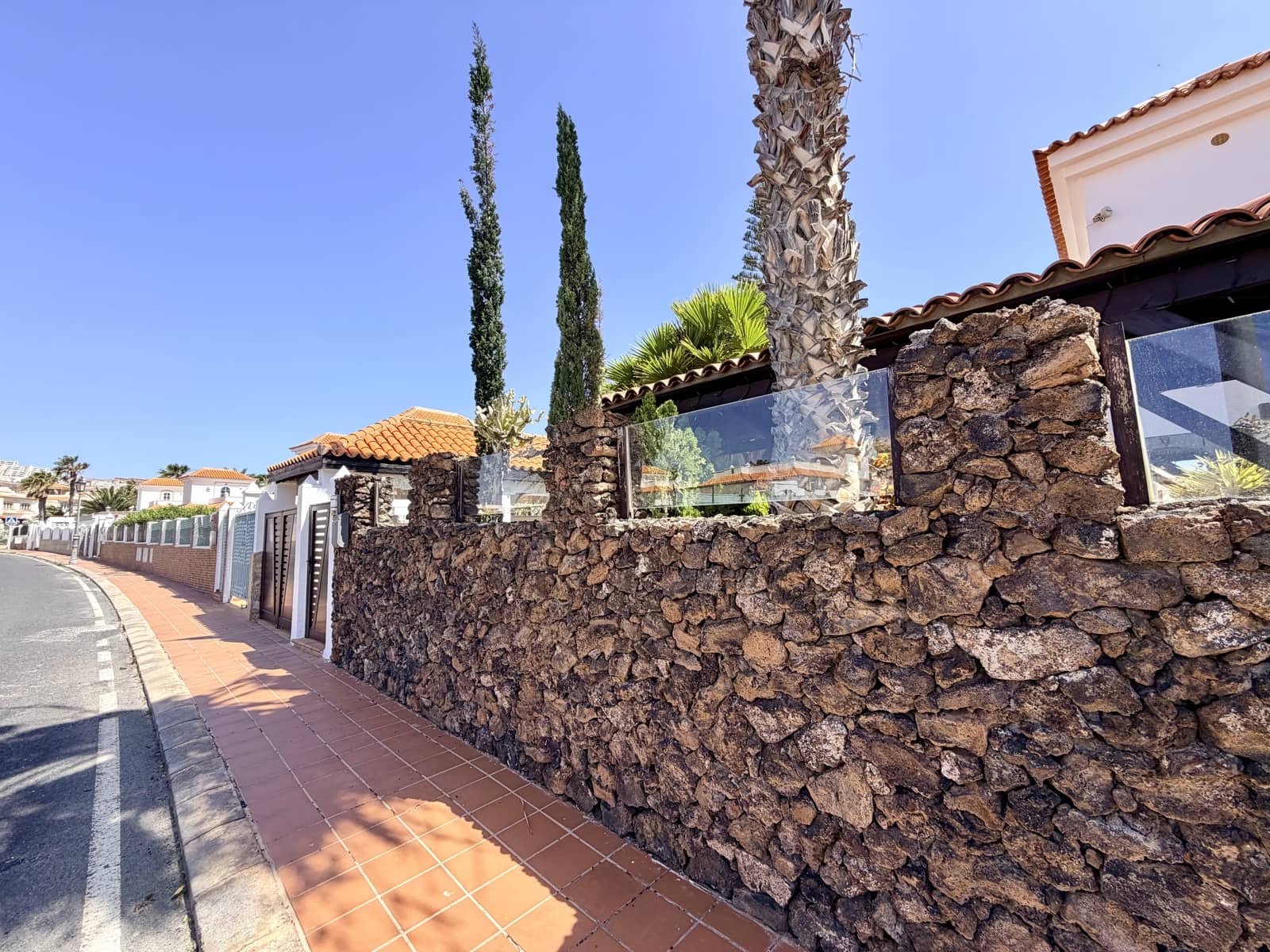 4 bedroom Villa for sale in Caleta de Fuste with pool garage - € 849,000 (Ref: 9735063)