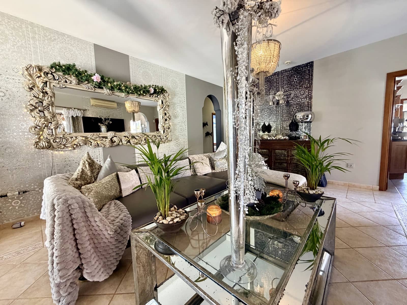 4 bedroom Villa for sale in Caleta de Fuste with pool garage - € 849,000 (Ref: 9735063)