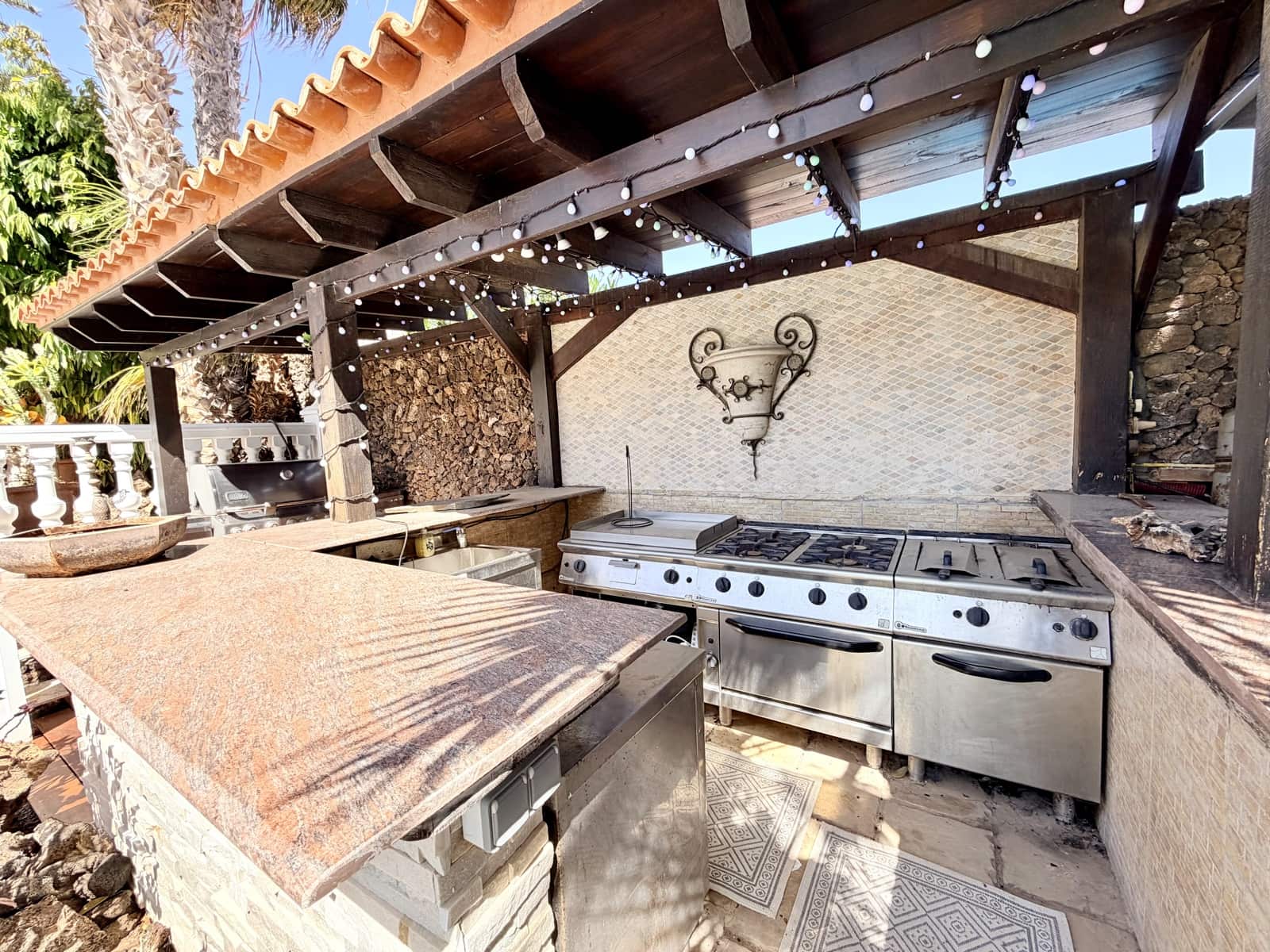 4 bedroom Villa for sale in Caleta de Fuste with pool garage - € 849,000 (Ref: 9735063)