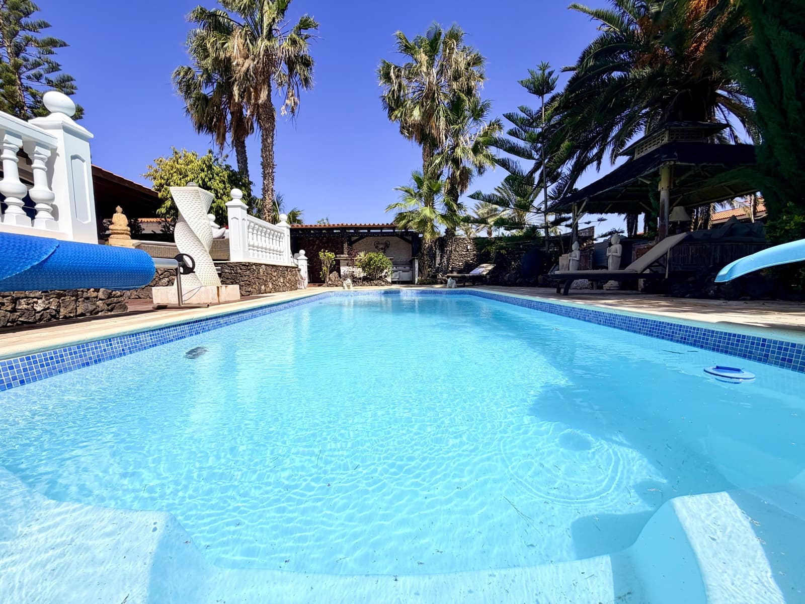 4 bedroom Villa for sale in Caleta de Fuste with pool garage - € 849,000 (Ref: 9735063)