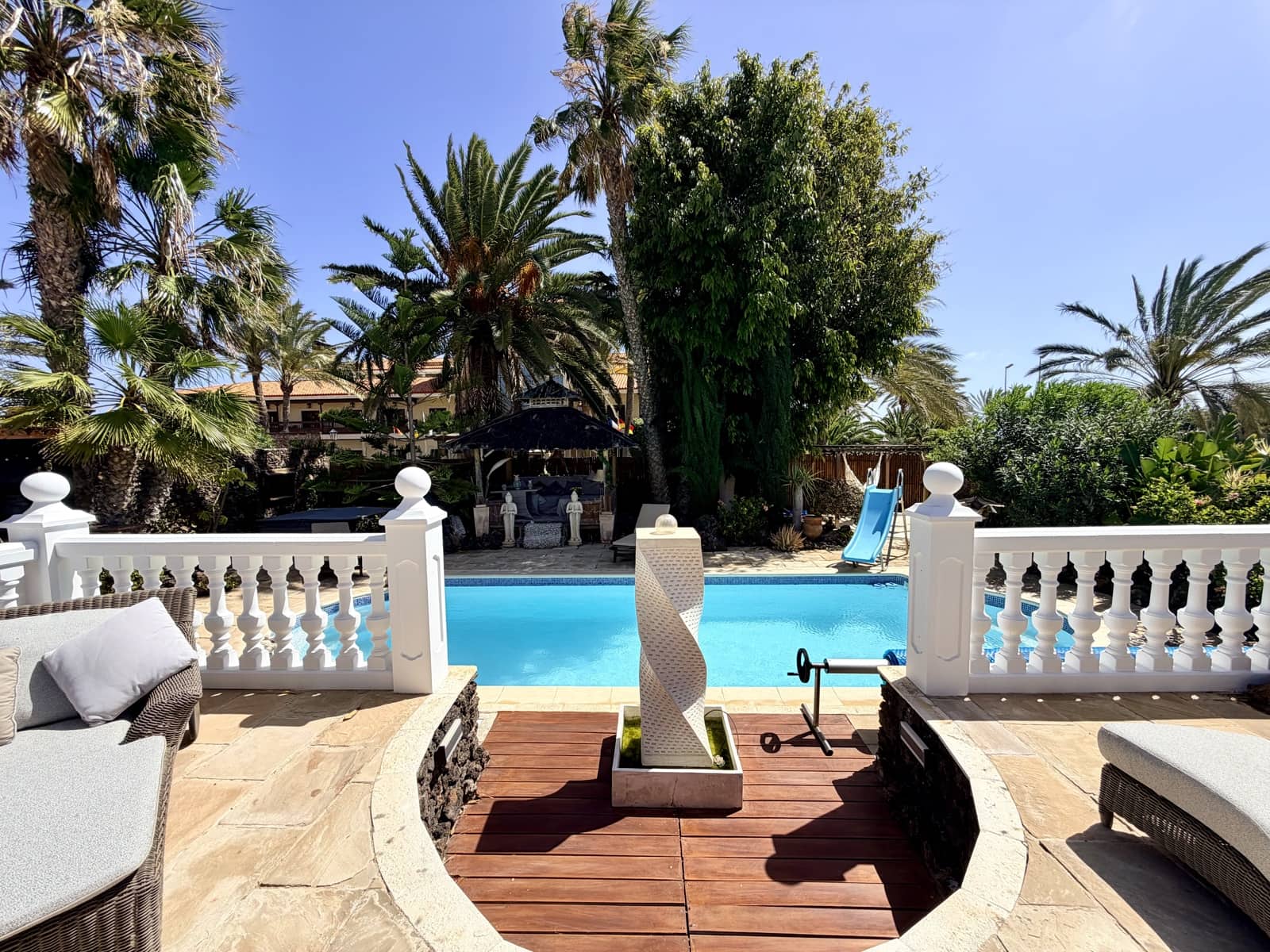 4 bedroom Villa for sale in Caleta de Fuste with pool garage - € 849,000 (Ref: 9735063)