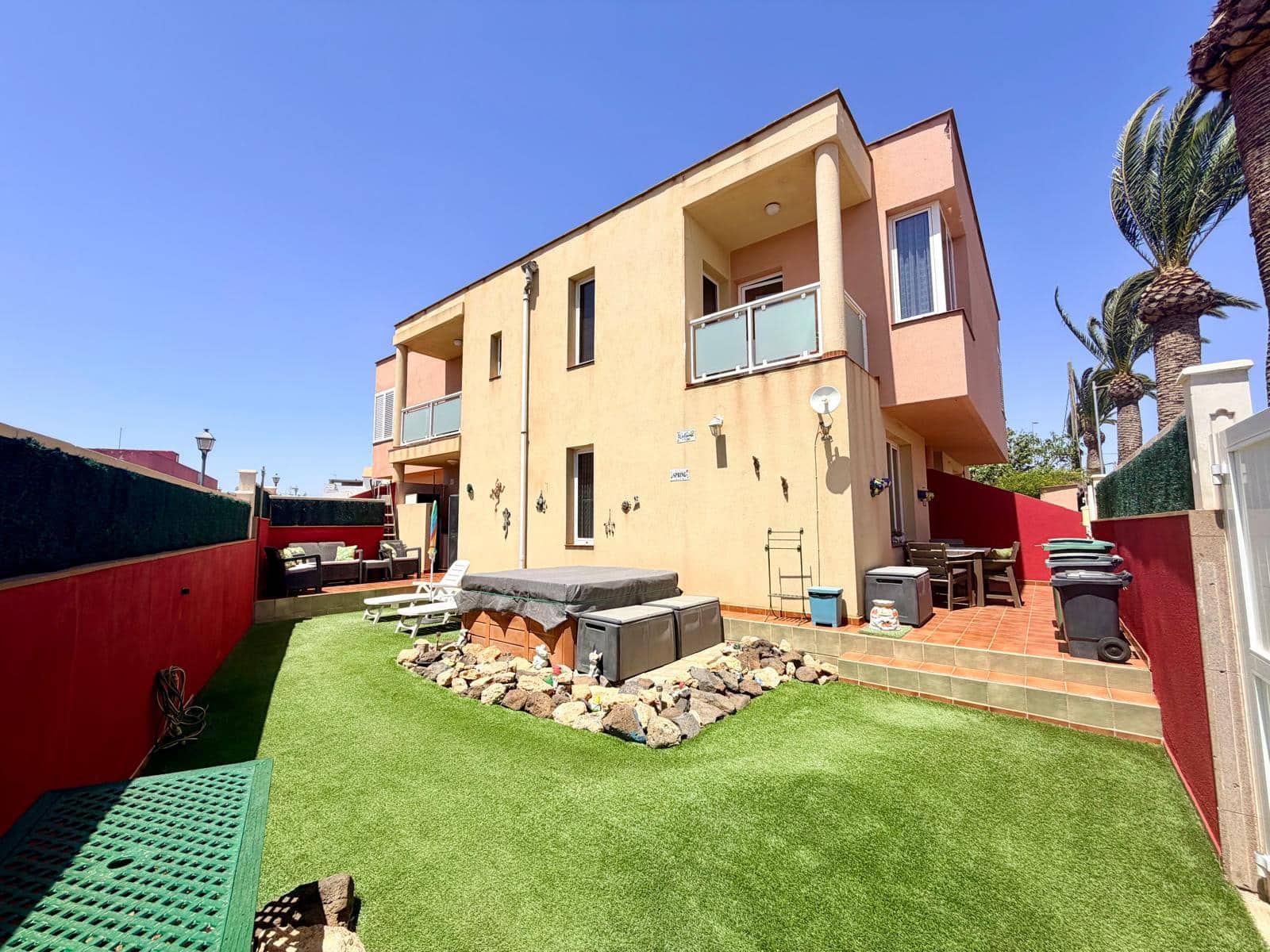 3 bedroom Townhouse for sale in Antigua with garage - € 275,000 (Ref: 9863897)