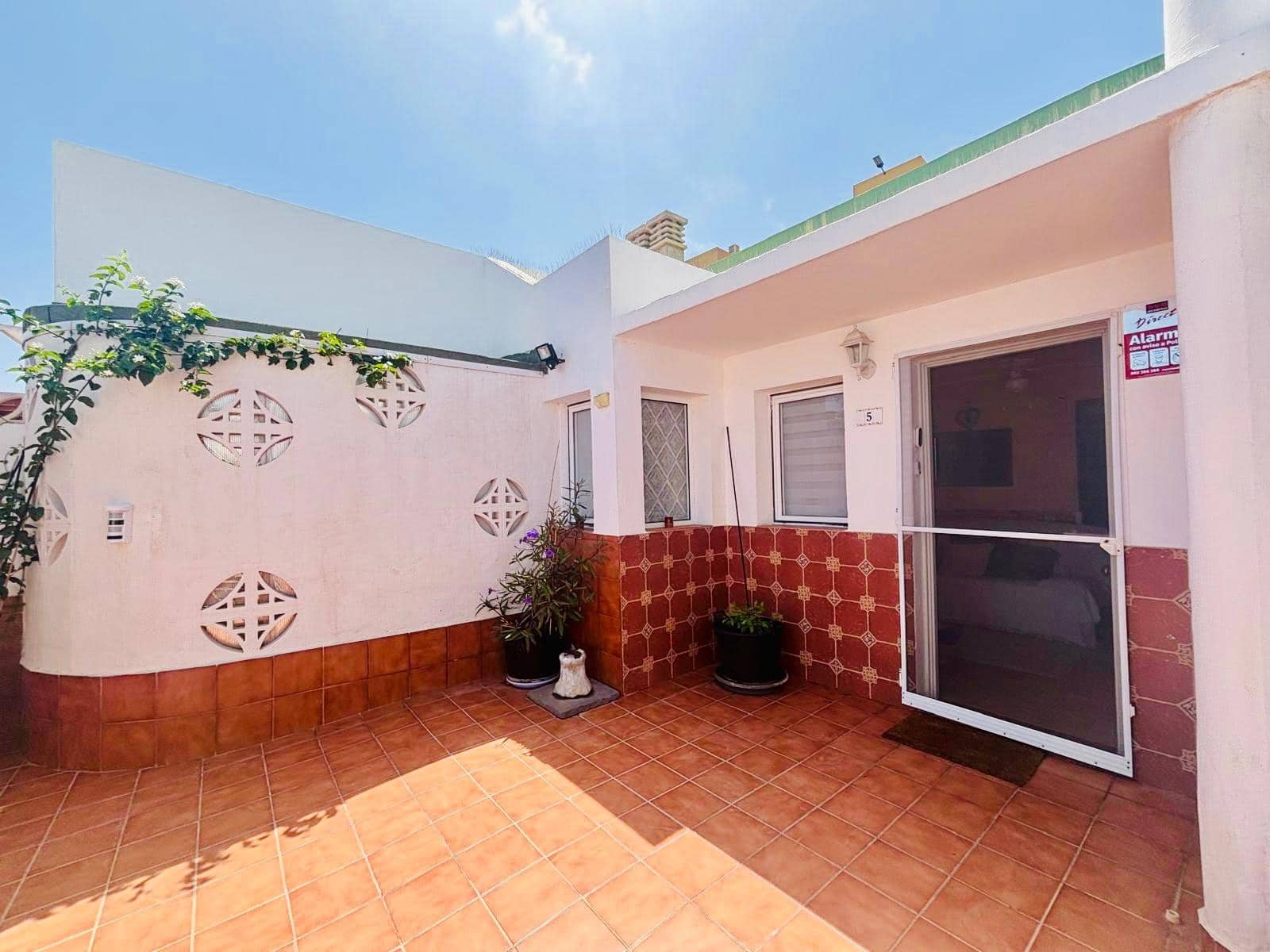 2 bedroom Bungalow for sale in Caleta de Fuste with garage - € 249,000 (Ref: 9863899)