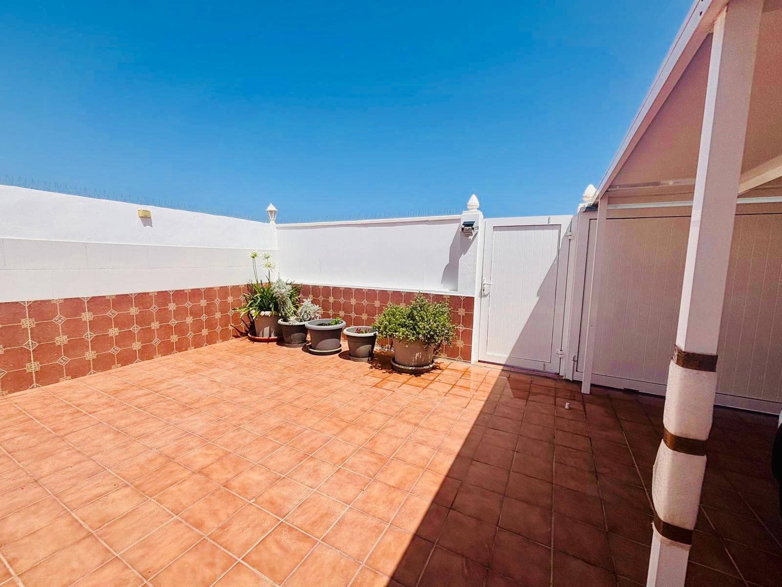 2 bedroom Bungalow for sale in Caleta de Fuste with garage - € 249,000 (Ref: 9863899)