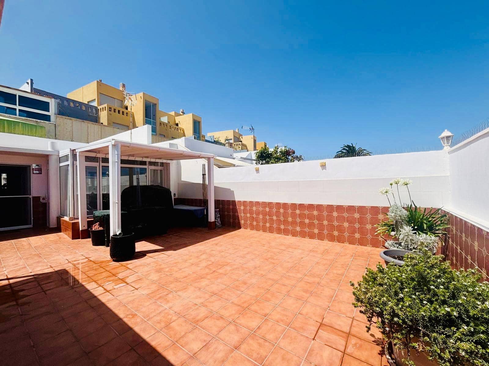 2 bedroom Bungalow for sale in Caleta de Fuste with garage - € 249,000 (Ref: 9863899)