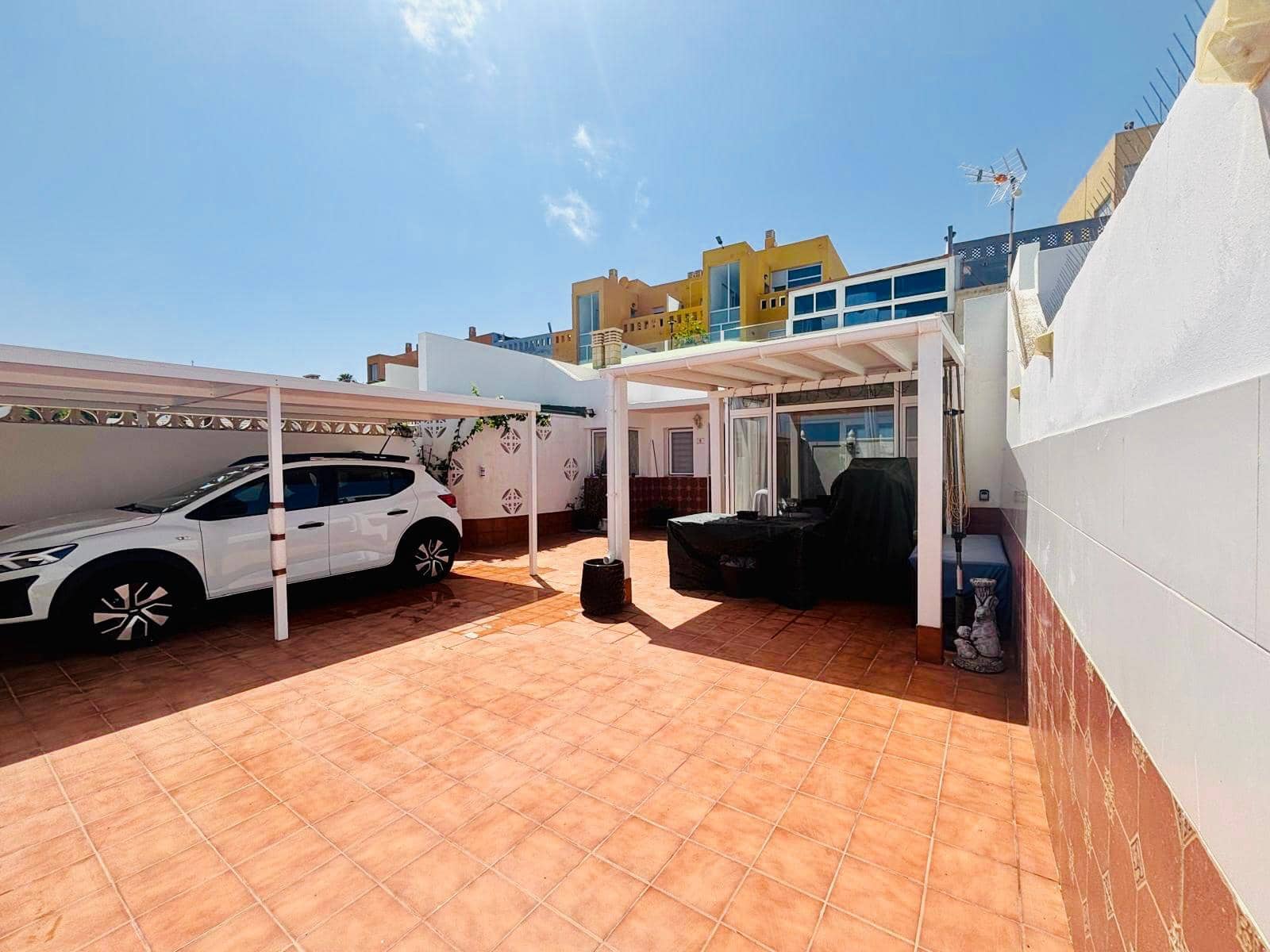 2 bedroom Bungalow for sale in Caleta de Fuste with garage - € 249,000 (Ref: 9863899)