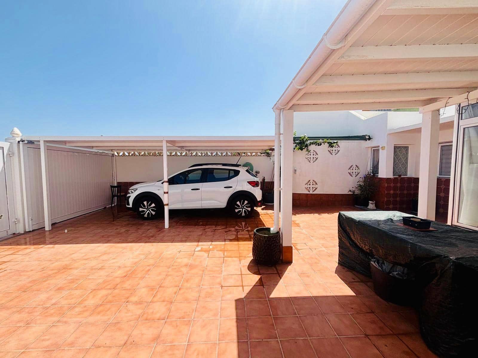 2 bedroom Bungalow for sale in Caleta de Fuste with garage - € 249,000 (Ref: 9863899)