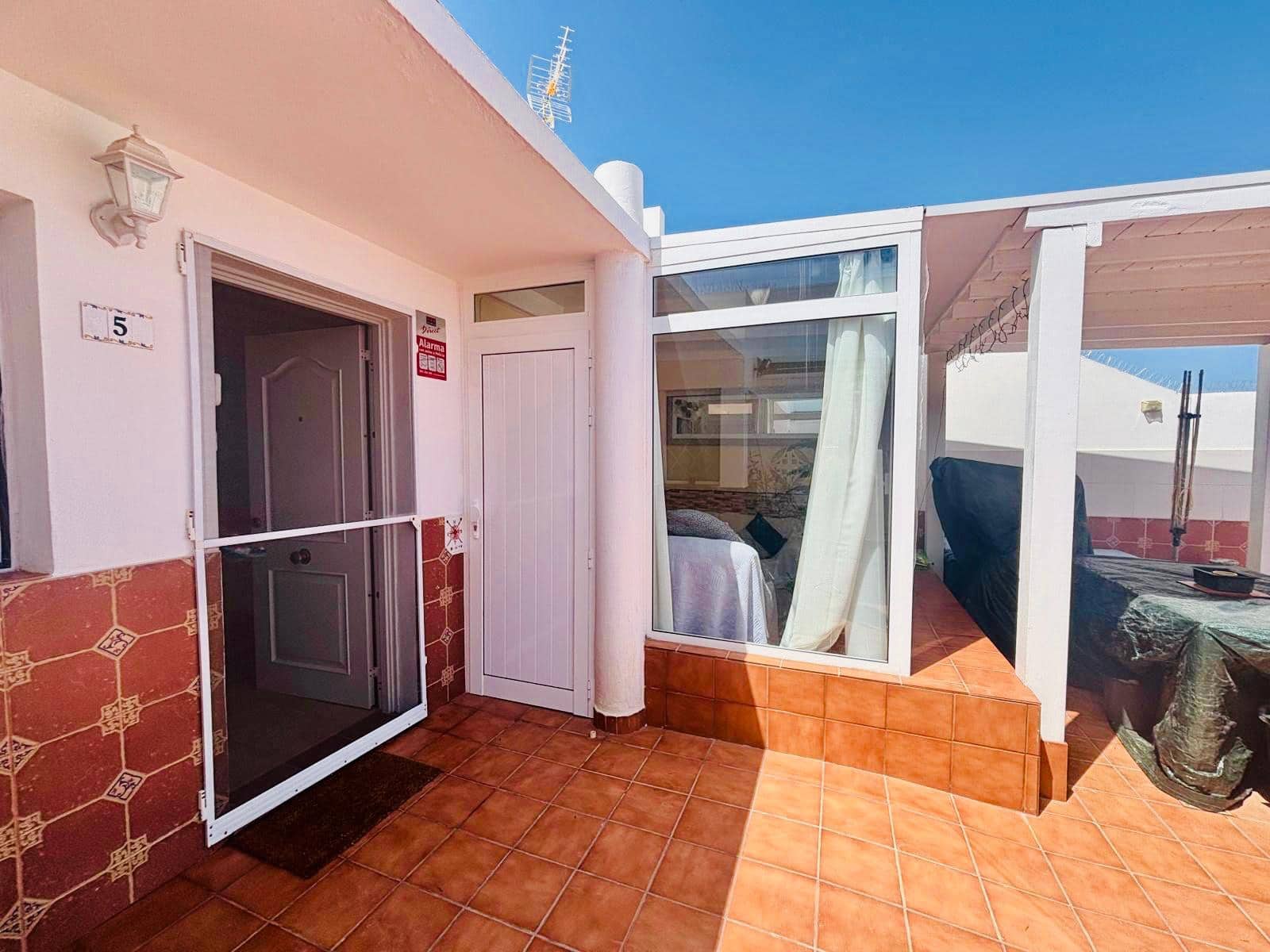 2 bedroom Bungalow for sale in Caleta de Fuste with garage - € 249,000 (Ref: 9863899)